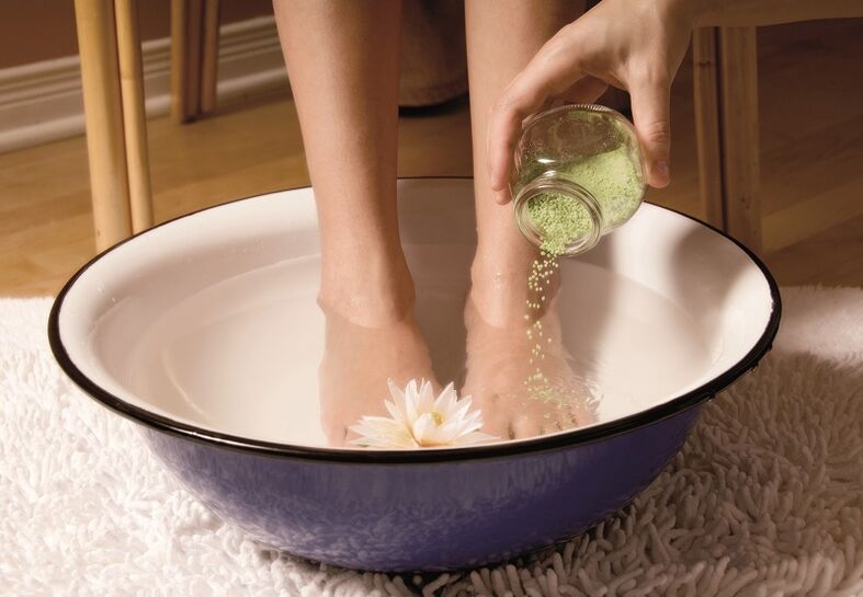 Bath for treating fungus on the toes